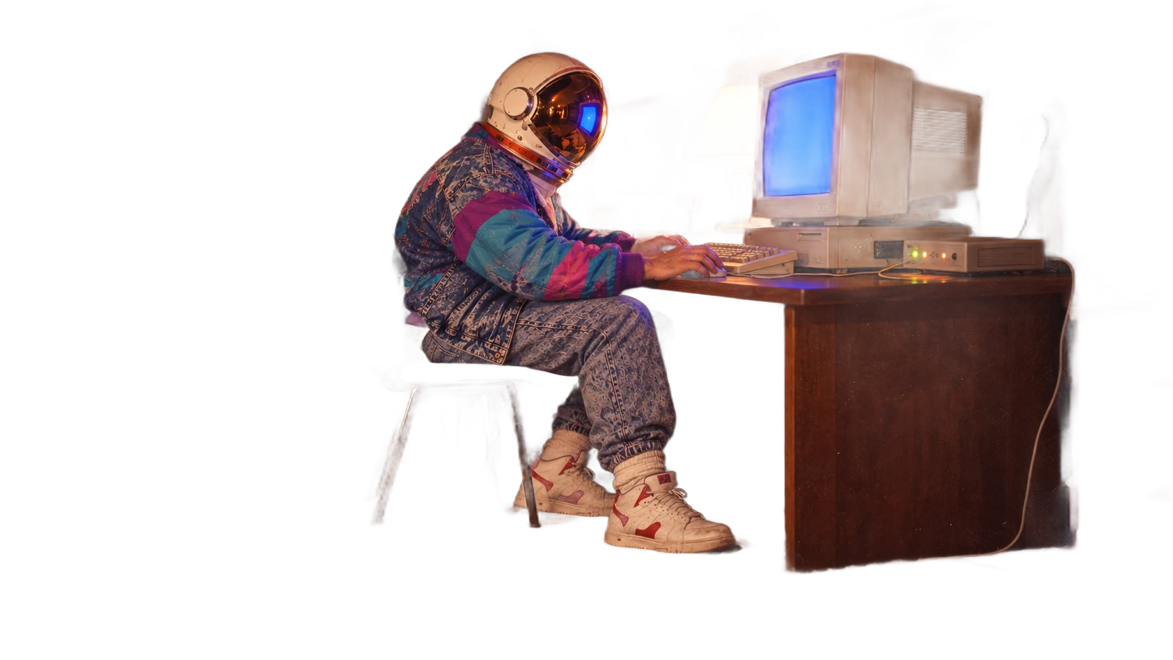 Astronauta anos 80 diante de um computador antigo